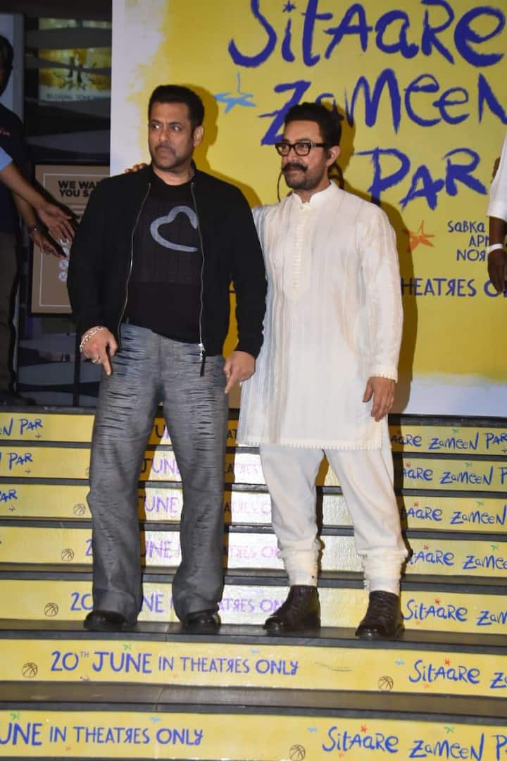 आमिर खान और सलमान की मस्ती की वीडियोज सोशल मीडिया पर खूब छाई हुई हैं. आमिर ने व्हाइट कलर की शेरवानी पहनी थी. वो भी काफी हैंडसम लग रहे थे.