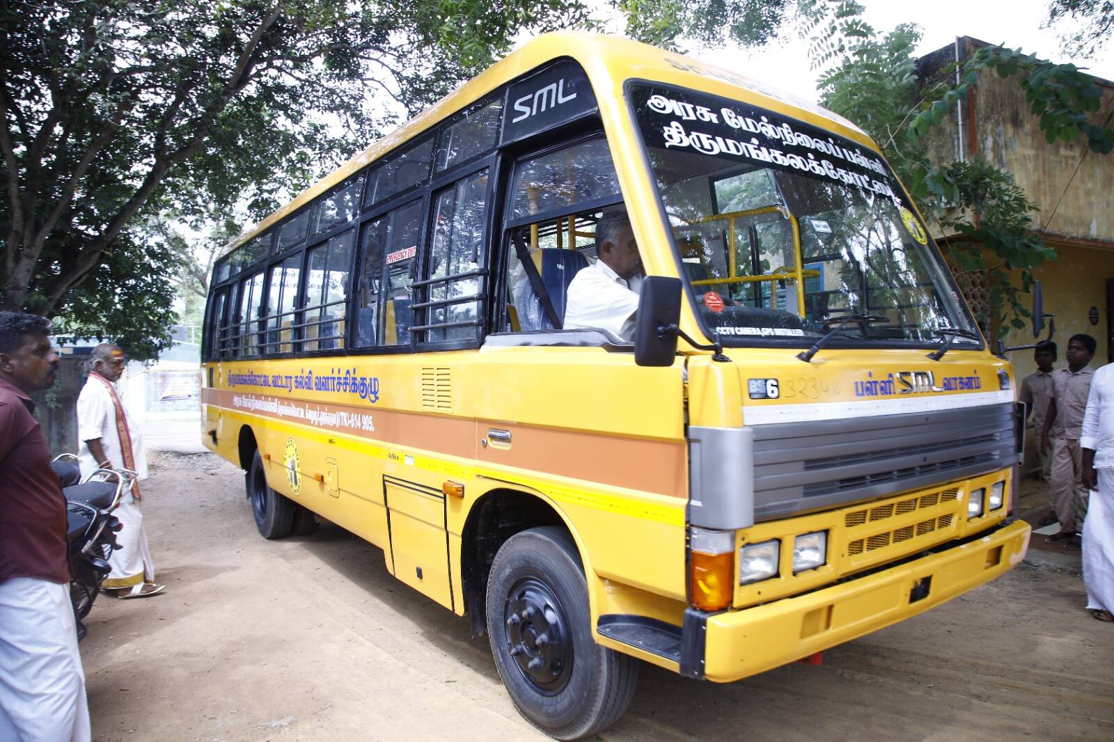 இனி நடக்க வேண்டாம் சோர்வடைய வேண்டாம்; அரசு பள்ளி மாணவர்களுக்காக ரூ.25 லட்சம் மதிப்பிலான வேன்: கிராம மக்களின் நெகிழ்ச்சியான செயல்!