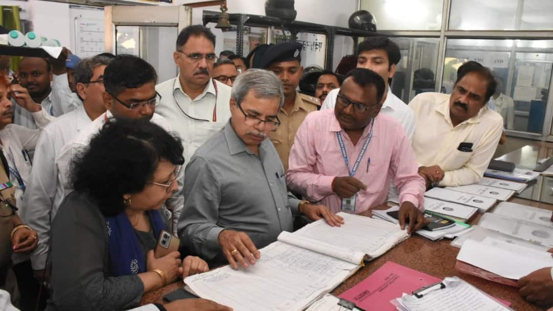 Railway Board Chairman Satish Kumar inspected Gorakhpur Chhapra railway section ann रेलवे बोर्ड के अध्यक्ष ने गोरखपुर-छपरा रेलखंड का किया विंडो ट्रेलिंग निरीक्षण, दिए दिशा-निर्देश