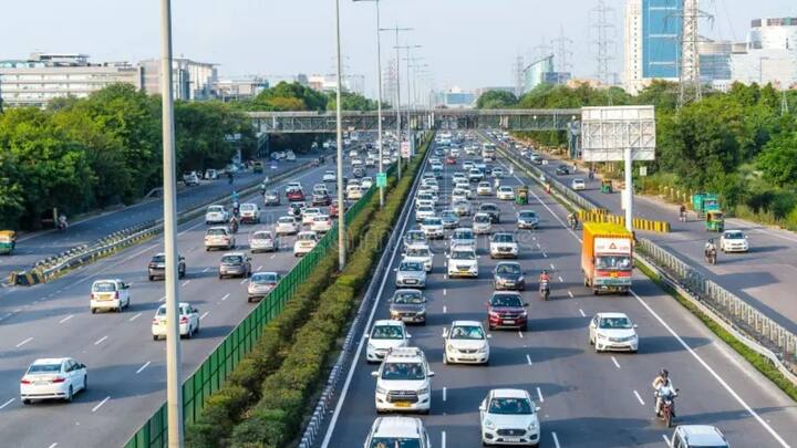 सफर शानदार हाईवे से होकर गुजरता है. लेकिन इस दौरान कई टोल प्लाजा भी आते हैं. इसके साथ ही अगर आप पेट्रोल कर से जा रहे हैं. तो उसका खर्च भी अलग से होता है. अगर आपकी कार की एवरेज लगभग 15 किमी प्रति लीटर है. तो पूरे ट्रिप में करीब 18 लीटर पेट्रोल की जरूरत पड़ेगी.