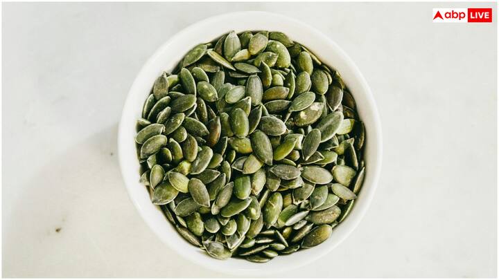 कद्दू के बीजों में कुछ ऐसे यौगिक होते हैं, जो आयरन और जिंक जैसे मिनरल्स के अवशोषण को कम कर सकते हैं. कद्दू के बीज ज्यादा खाने से शरीर में पोषक तत्वों का डिसबैलेंस हो सकता है.