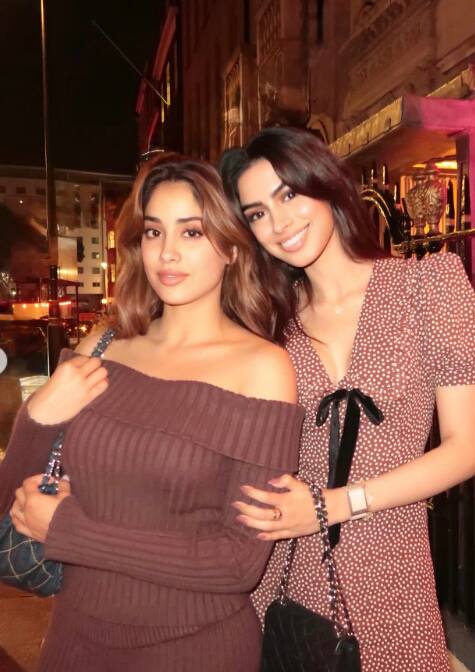 इस तस्वीर में भी जाह्नवी और खुशी काफी स्टाइलिश आउटफिट में लंदन की सड़कों पर सिस्टर्स गोल सेट करती हुई नजर आ रही हैं.