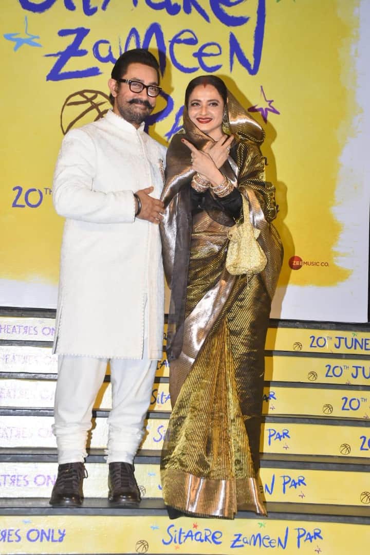 Rekha looked very beautiful in saree. He had done his makeup as usual. Fans are commenting on their photos.