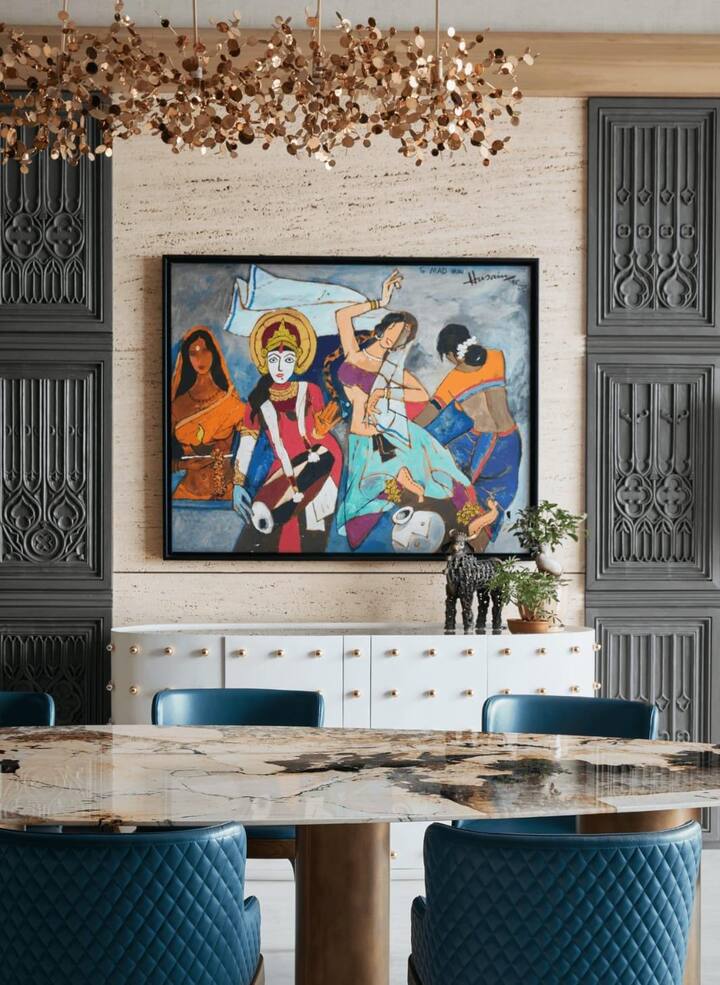 तो आइए दिखाते हैं आपको हसीना के लग्जरियस घर की एक अनोखी झलक. मुंबई में एक्ट्रेस का ये बंगला 48 करोड़ का है. इस बंगले को एमएफ हुसैन की पेंटिंग्स और भी खूबसूरत बनाती है.