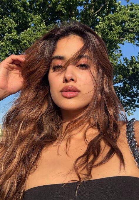 लंदन घूमते हुए जाह्नवी ने एक से बढ़कर एक पोज में अपनी तस्वीरें और सेल्फी शेयर की हैं.