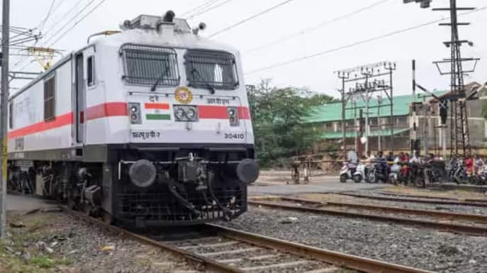 लेकिन क्या होगा अगर आपको यह सुविधा बिना अतिरिक्त पैसे दिए मिल जाए? भारतीय रेलवे में टिकट बुक करते समय आपको एक सुविधा मिलती है। जिसमें आपका टिकट मुफ्त में अपग्रेड किया जा सकता है। बहुत से लोगों को इसकी जानकारी नहीं है।