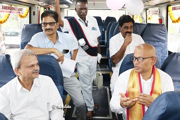 తిరుమలలో ప్రైవేట్ వాహనాలు భారీగా వసూళ్లకు పాల్పడుతున్నాయ్ వాటికి అడ్డుకట్ట వేసేందుకే ఈ నిర్ణయం తీసుకున్నామని చెప్పారు వెంకయ్య చౌదరి