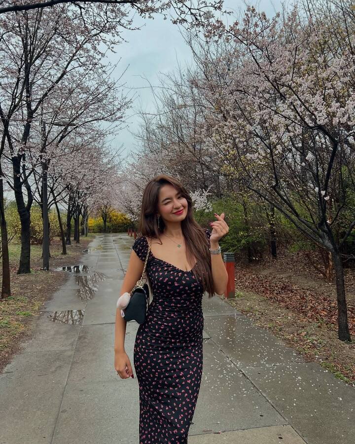 कैजुअल डे आउटिंग के लिए एक्ट्रेस की तरह फ्लोरल बॉडी कौन ड्रेस पहने. इस ड्रेस में अनुष्का बहुत ही क्यूट लग रही है. अनुष्का की तरह अपने लुक को एक मिनिमल पेंडेंट और स्टेटमेंट ज्वेलरी के साथ कंप्लीट करें.