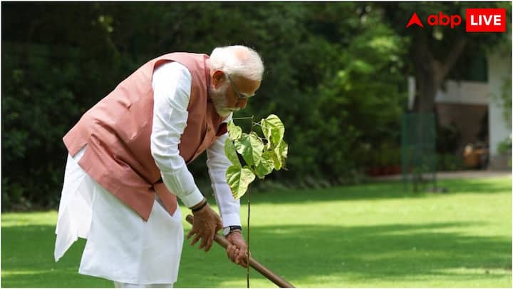 पीएम मोदी को एसपीजी सुरक्षा कवर मिला हुआ है. यानी 24 एसपीजी कमांडो हर समय प्रधानमंत्री की सुरक्षा में मौजूद रहते हैं. 2022-23 की बात करें तो एसपीजी का बजट 385.95 करोड़ रुपये था. इसके अनुसार, हर दिन पीएम की सुरक्षा में 1.17 करोड़ रुपये खर्च होते हैं और हर घंटे 4.90 लाख रुपये.