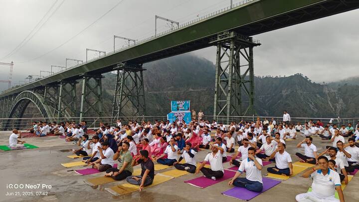 योग अभ्यास के दौरान सभी प्रतिभागी अनुलोम विलोम प्राणायाम करते हुए नजर आए, जिससे वातावरण पूरी तरह शांतिपूर्ण हो गया. पीठ पर नीली पट्टी वाली टी-शर्ट पहनकर कई लोग योग दिवस की थीम को भी दर्शा रहे हैं.