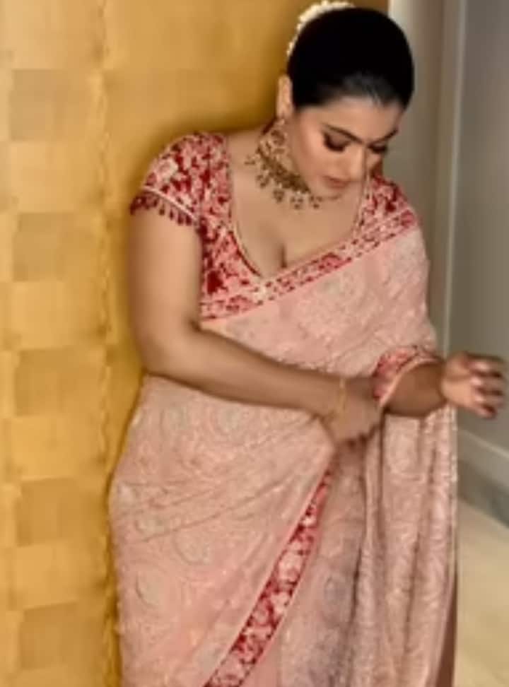 काजोल ने इस तस्वीर में गुलाबी और लाल चिकनकारी साड़ी पहनी है, जिसमें सफेद धागों से फूल का डिजाइन बना हुआ है.