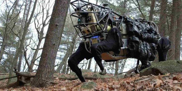अब यह स्वचालित सैनिक चीन और पाकिस्तान जैसी संवेदनशील सीमाओं पर सेना के साथ सक्रिय है. यह न केवल दुर्गम इलाकों में पहुंच सकता है बल्कि गोपनीय सैन्य मिशनों में भी बड़ी भूमिका निभा सकता है.
