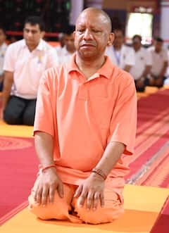 अंतरराष्ट्रीय योग दिवस सीएम योगी ने किया योग, सभी को निरोग रहने का दिया मंत्र, देखें तस्वीर
