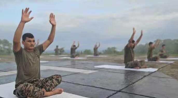 ભારતીય સેનાના જવાનોએ 15,000 ફૂટની ઊંચાઈએ સ્થિત ગલવાન ખીણમાં યોગ કર્યા હતા. અહીં ભારત અને ચીન વચ્ચેની સરહદ છે.