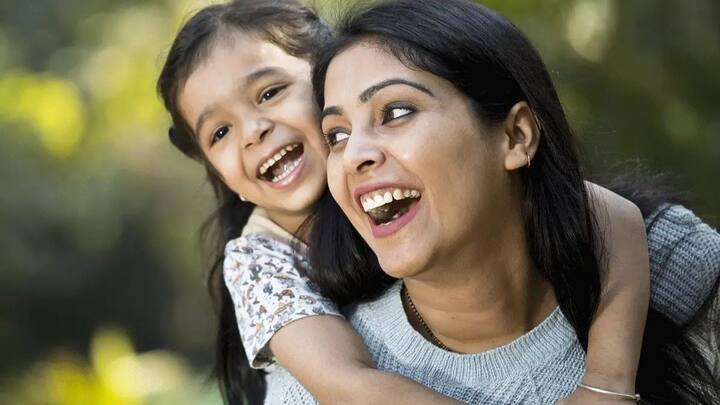 बहुत से लोग बेटी के भविष्य को संवारने के लिए निवेश करने के लिए योजनाएं ढूंढते रहते हैं. अगर आप भी वीडियो भविष्य संभालना चाहते हैं. तो उसके लिए आज से ही आपके निवेश करना शुरू कर देना चाहिए. इस योजना में निवेश करने पर आपकी बेटी 20 साल में करोड़पति बन सकती है.