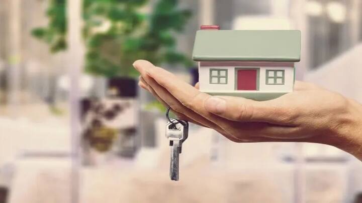 घर खरीदने के पहले लोगों को इन बातों का ध्यान रखना जरूरी होता है. नहीं तो फिर बाद में चलकर परेशानियों का सामना करना पड़ जाता है. बहुत से ऐेसे लोग भी होते हैं जो घर खरीदने में सक्षम नहीं हो पाते. सरकार ऐसे लोगों के मददे देती है.