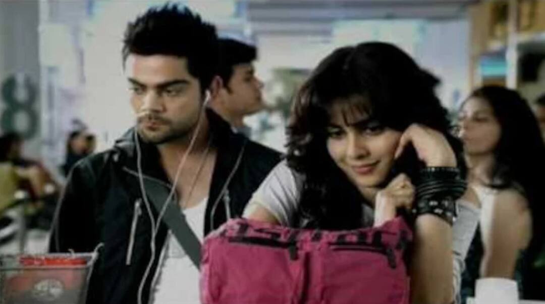 Virat Kohli and Genelia Dsouza controversial advertisement on a aeroplane was banned immediately after release marathi news जेव्हा विराट कोहली आणि जिनिलियाची एक जाहिरात रात्रीतून बॅन करण्यात आली होती; कारण ऐकून सगळेच हैराण झाले होते