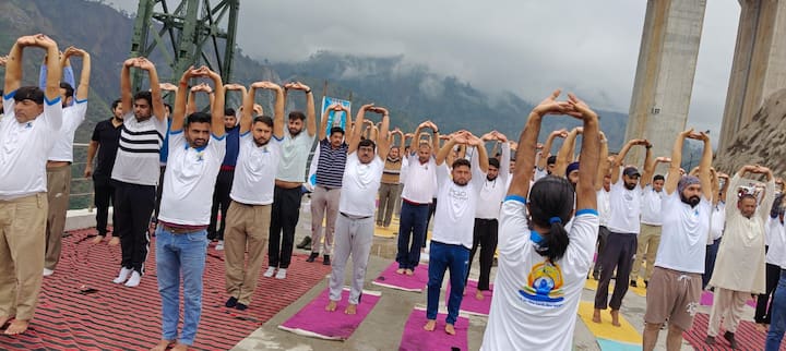 यह दृश्य केवल एक योग सत्र नहीं था, बल्कि यह भारत की आध्यात्मिक शक्ति और आधुनिक प्रगति का अद्वितीय प्रतीक बन गया. सोशल मीडिया पर इस आयोजन की तस्वीरें तेजी से वायरल हो रही हैं और देशभर में इसकी सराहना की जा रही है.