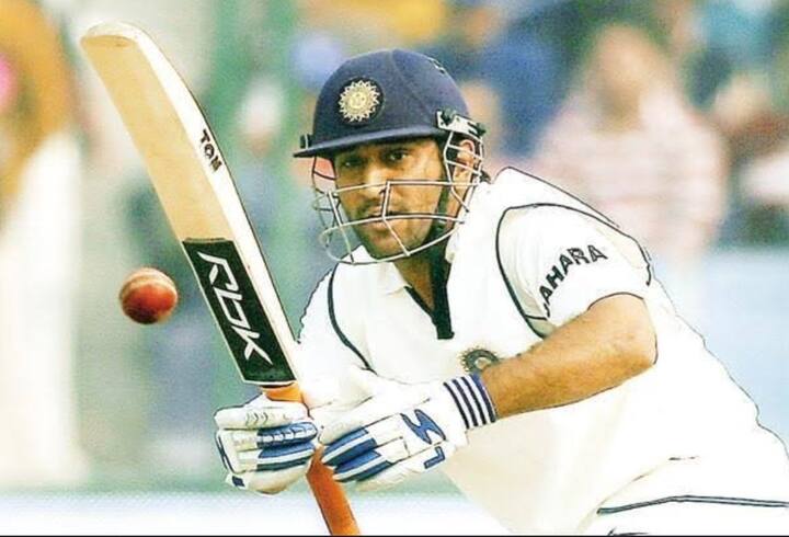 धोनी ने टेस्ट क्रिकेट में 90 मैच खेले हैं. इस दौरान धोनी ने 144 पारियों में 38.09 की औसत से 4876 रन बनाए हैं. धोनी ने टेस्ट क्रिकेट में 33 अर्धशतक और 6 शतक जड़े हैं.
