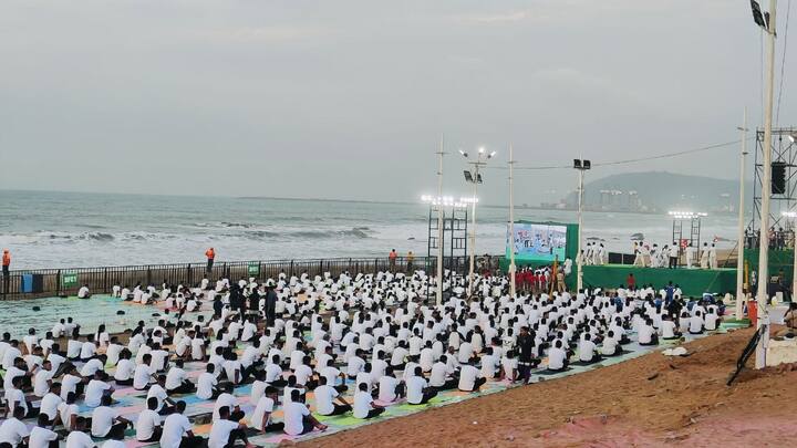 ప్రధాని నరేంద్ర మోదీ, గవర్నర్ నజీర్, సీఎం చంద్రబాబు, డిప్యూటీ సీఎం పవన్ కల్యాణ్, పలువురు కేంద్ర మంత్రులు ఇంటర్నేషనల్ యోగా డేలో పాల్గొని ఆసనాలు వేశారు.