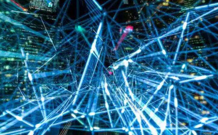 ਸਿਰਫ਼ ਇੰਟਰਨੈੱਟ ਹੀ ਨਹੀਂ, ਸਰਕਾਰ ਉੱਤਰੀ ਕੋਰੀਆ ਵਿੱਚ ਲੋਕਾਂ ਦੇ ਕੱਪੜਿਆਂ, ਵਾਲਾਂ ਦੇ ਸਟਾਈਲ ਅਤੇ ਇੱਥੋਂ ਤੱਕ ਕਿ ਜੀਵਨ ਸ਼ੈਲੀ 'ਤੇ ਵੀ ਸਖ਼ਤ ਨਜ਼ਰ ਰੱਖਦੀ ਹੈ। ਉੱਥੇ ਵਿਦੇਸ਼ੀ ਫਿਲਮਾਂ, ਸੰਗੀਤ ਦੇਖਣਾ ਜਾਂ ਰੇਡੀਓ ਸੁਣਨਾ ਇੱਕ ਗੰਭੀਰ ਅਪਰਾਧ ਮੰਨਿਆ ਜਾਂਦਾ ਹੈ।