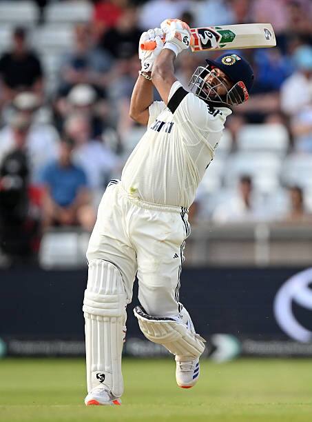 भारतीय विकेटकीपर बल्लेबाज ऋषभ पंत ने टेस्ट क्रिकेट में एक नया कीर्तिमान रच दिया है. पंत ने शुक्रवार से शुरू हुए पांच मैचों की टेस्ट सीरीज के पहले मैच में अर्धशतक लगाया है. उन्होंने इस दौरान एमएस धोनी के रिकॉर्ड को तोड़ा है.