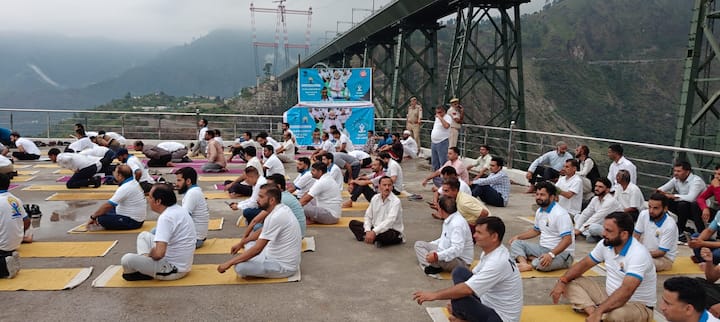 उत्तर रेलवे के अधिकारियों ने बताया कि यह कार्यक्रम 'फिट इंडिया मूवमेंट' और 'आजादी का अमृत महोत्सव' के तहत आयोजित किया गया था, जिससे योग को जीवनशैली में शामिल करने का संदेश आम जनता तक पहुंचाया जा सके.