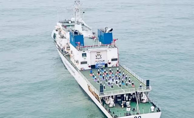 આંધ્રપ્રદેશના વિશાખાપટ્ટનમના દરિયાકાંઠે INS (ભારતીય નૌકાદળ જહાજ) પર સવાર ભારતીય નૌકાદળના જવાનોએ આંતરરાષ્ટ્રીય યોગ દિવસ 2025ની ઉજવણીમાં ભાગ લીધો.