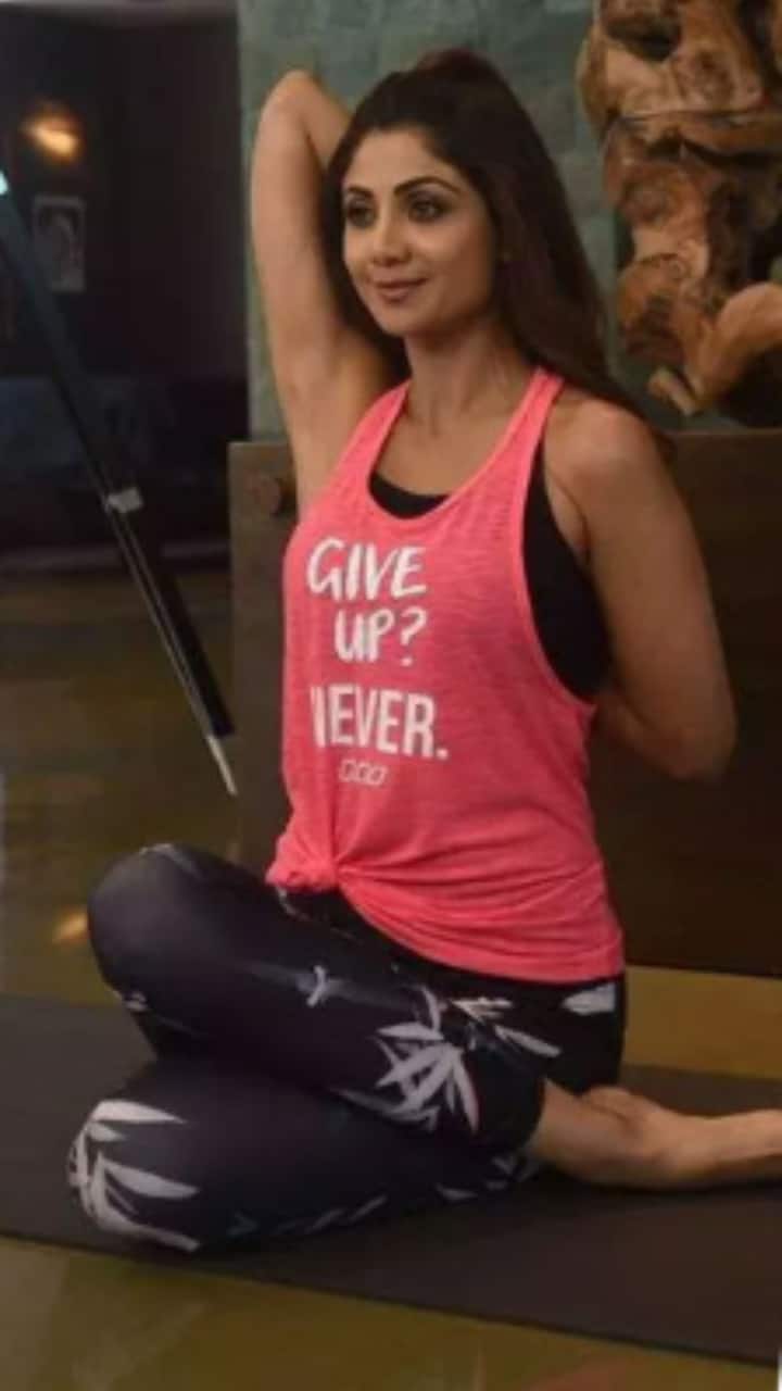 शिल्पा शेट्टी 50 की उम्र में भी कई यंग एक्ट्रेस को अपनी फिटनेस से टक्कर दे सकती हैं. अक्सर उनके तस्वीरें वायरल होती हैं योग करते हुए. अपने डेली रुटीन में उन्होंने योग को शामिल किया है.