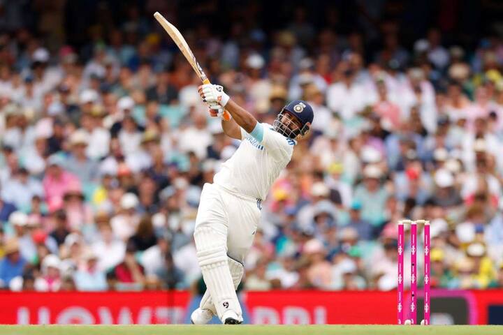 पंत अब टेस्ट क्रिकेट के इतिहास में भारतीय विकेटकीपर के तौर पर सबसे ज्यादा शतक लगाने वाले खिलाड़ी बन गए हैं. पंत का ये टेस्ट करियर का सातवां शतक था. उन्होंने धोनी को पीछे छोड़ा. धोनी ने टेस्ट में 6 शतक लगाए हैं.