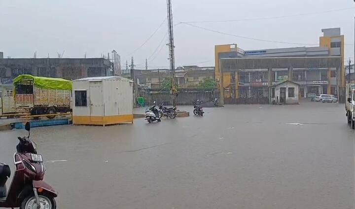 હવામાન વિભાગ દ્વારા આજે બનાસકાંઠા અને સાબરકાંઠામાં વરસાદને લઈ રેડ એલર્ટ આપવામાં આવ્યું  છે. જ્યારે અરવલ્લી જિલ્લામાં પણ ભારે વરસાદની આગાહી કરવામાં આવી છે.