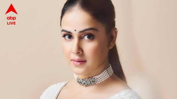 ২০১২ সালে বলিউড অভিনেতা রীতেশ দেশমুখ (Riteish Deshmukh)- এর সঙ্গে বিয়ে হয় তাঁর। এরপরে দুই ছেলে নিয়ে রূপকথার সংসার তাঁর। বলিউডের 'কাপেল গোল' তাঁরা।