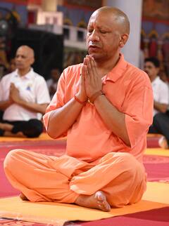 अंतरराष्ट्रीय योग दिवस सीएम योगी ने किया योग, सभी को निरोग रहने का दिया मंत्र, देखें तस्वीर
