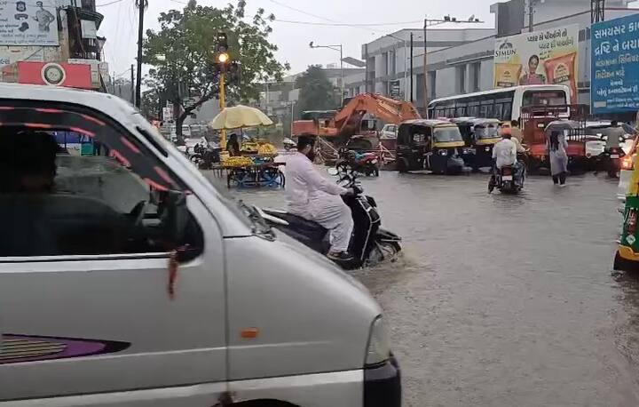 મેઘરજના આંબાવાડીમાં ભારે વરસાદને પગલે  પાણી ભરાયા છે.  મેઘરજના પહડિયા,બેડજ કંભરોડામાં વરસાદ વરસી રહ્યો છે.  રામગઢી બાઠીવાડામાં પણ વરસાદ વરસ્યો છે.