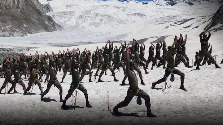 International Yoga Day: 11મા ઈન્ટરનેશનલ યોગ દિવસે ભારતીય સેનાએ 20,000 ફૂટની ઊંચાઈએ શાહી કાંગડી, સિયાચીન અને ગલવાનમાં યોગ કર્યા, જ્યારે નૌકાદળના જવાનોએ સમુદ્રમાં વિમાનવાહક જહાજ પર યોગ કર્યા.