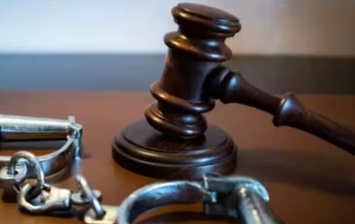 ਸਰਦੀ-ਜ਼ੁਕਾਮ ‘ਚ ਪਪੀਤਾ ਖਾ ਸਕਦੇ? ਪਪੀਤਾ ਵਿੱਚ ਵਿਟਾਮਿਨ ਸੀ ਅਤੇ ਕਈ ਐਂਟੀਆਕਸੀਡੈਂਟ ਹੁੰਦੇ ਹਨ, ਜੋ ਕਿ ਸਾਡੇ ਇਮਿਊਨ ਸਿਸਟਮ ਨੂੰ ਮਜਬੂਤ ਬਣਾਉਂਦੇ ਹਨ ਪਪੀਤਾ ਵਿੱਚ ਮੌਜੂਦ ਐਂਟੀਆਕਸੀਡੈਂਟ ਦਿਲ ਦੀ ਬਿਮਾਰੀਆਂ ਦੇ ਖਤਰੇ ਨੂੰ ਘੱਟ ਕਰਦੇ ਹਨ ਕੀ ਸਰਦੀ-ਜ਼ੁਕਾਮ ਵਿੱਚ ਪਪੀਤਾ ਖਾ ਸਕਦੇ ਹਾਂ ਸਰਦੀ-ਜ਼ੁਕਾਮ ਵਿੱਚ ਪਪੀਤਾ ਖਾਧਾ ਜਾ ਸਕਦਾ ਹੈ ਪਪੀਤਾ ਇੱਕ ਅਜਿਹਾ ਫਲ ਹੈ ਜੋ ਕਿ ਵਿਟਾਮਿਨ ਸੀ ਅਤੇ ਹੋਰ ਪੋਸਕ ਤੱਤਾਂ ਨਾਲ ਭਰਪੂਰ ਹੁੰਦੇ ਹਨ ਜਿਸ ਨਾਲ ਇਹ ਤੁਹਾਡੀ ਇਮਿਊਨਿਟੀ ਮਜਬੂਤ ਕਰਨ ਅਤੇ ਸਰਦੀ-ਜ਼ੁਕਾਮ ਨਾਲ ਲੜਨ ਵਿੱਚ ਮਦਦ ਕਰਦਾ ਹੈ ਉੱਥੇ ਹੀ ਪਪੀਤੇ ਦੀ ਤਾਸੀਰ ਗਰਮ ਹੁੰਦੀ ਹੈ ਇਸ ਕਰਕੇ ਇਹ ਸਰਦੀਆਂ ਵਿੱਚ ਸਰੀਰ ਨੂੰ ਗਰਮ ਰੱਖਣ ਵਿੱਚ ਵੀ ਮਦਦ ਕਰਦਾ ਹੈ ਭਾਰਤੀ ਕਾਨੂੰਨ ਦੇ ਅਨੁਸਾਰ, ਜੇਕਰ ਤੁਸੀਂ ਕਿਸੇ ਦੀ ਗੱਲਬਾਤ ਉਸਦੀ ਸਹਿਮਤੀ ਤੋਂ ਬਿਨਾਂ ਰਿਕਾਰਡ ਕਰਦੇ ਹੋ, ਤਾਂ ਇਸਨੂੰ Right to Privacy the Violation ਮੰਨਿਆ ਜਾਂਦਾ ਹੈ, ਖਾਸ ਉਦੋਂ, ਜਦੋਂ ਤੁਸੀਂ ਇਸ ਰਿਕਾਰਡਿੰਗ ਨੂੰ ਕਿਸੇ ਹੋਰ ਨਾਲ ਸਾਂਝਾ ਕਰਦੇ ਹੋ ਜਾਂ ਸੋਸ਼ਲ ਮੀਡੀਆ 'ਤੇ ਪੋਸਟ ਕਰਦੇ ਹੋ। ਇਹ ਸਿਰਫ਼ ਅਨੈਤਿਕ ਹੀ ਨਹੀਂ ਹੈ, ਇਹ ਅਪਰਾਧਿਕ ਵੀ ਹੋ ਸਕਦਾ ਹੈ।