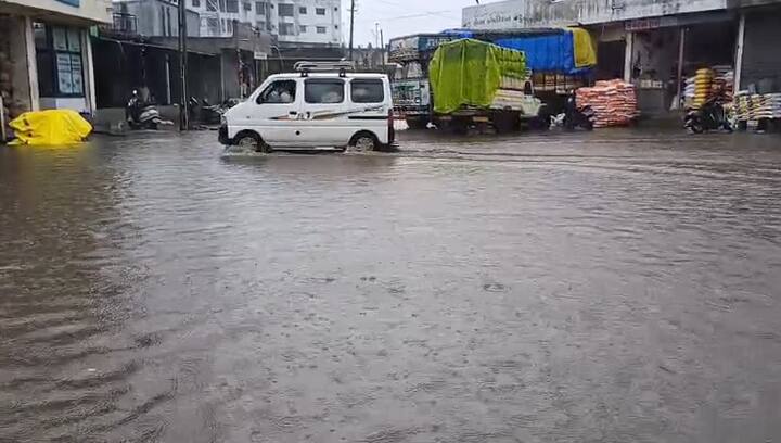 દ્વારકાપુરી સોસાયટી આગળ પાણી ભરાયા છે. ચાર રસ્તાથી મેઘરજ ચોકડી માર્ગ પર પાણી ભરાયા છે. પાણી ભરાતા સ્થાનિક તેમજ વાહન ચાલકો પરેશાન થયા છે.