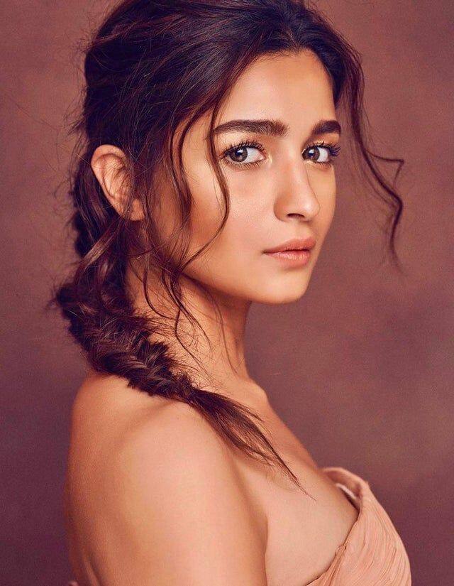 इस लिस्ट में बॉलीवुड की पॉपुलर एक्ट्रेस आलिया भट्ट ने दूसरे नंबर पर अपनी जगह बनाई है.