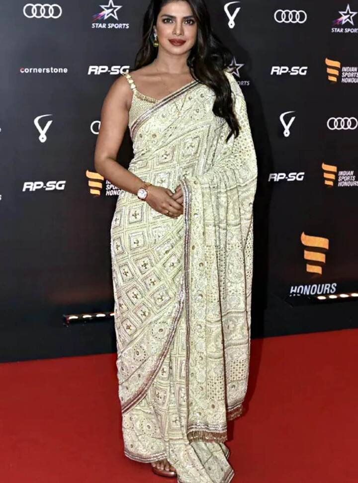 चिकनकारी एक पारंपरिक कढ़ाई है, जिसकी शुरुआत लखनऊ से हुई थी. आज इसे बॉलीवुड की तमाम एक्ट्रेसेस बड़े ही स्टाइलिश और रॉयल अंदाज में पहन रही हैं. तो चलिए देखते हैं उनके कुछ खूबसूरत चिकनकारी साड़ी लुक्स.