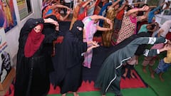 यूपी में दिखा योग का जोश, वाराणसी में बुर्का पहनकर मुस्लिम महिलाओं ने किया योग, देखें तस्वीर