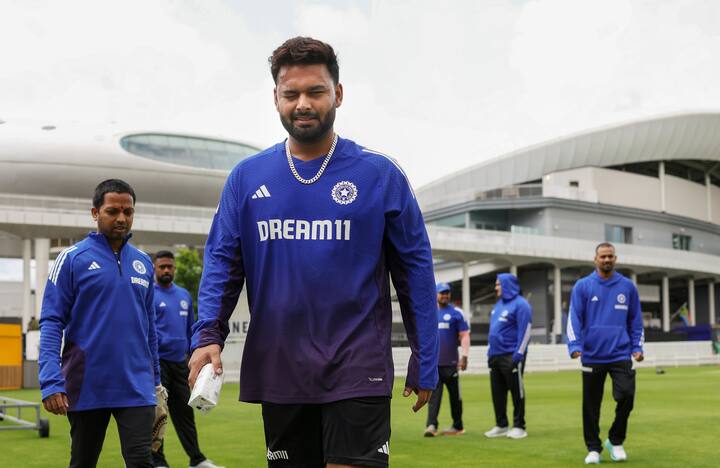 भारत के शीर्ष आदेश ने टोन को जल्दी सेट कर दिया। ओपनर्स यशसवी जायसवाल और केएल राहुल ने राहुल 42 के लिए गिरने से पहले 91 रन का स्टैंड लगा दिया। जायसवाल ने एक धाराप्रवाह 101 स्कोर करने के लिए आगे बढ़ाया। साईं सुध्रसन ने अपनी शुरुआत की, एक बतख के लिए खारिज कर दिया गया, लेकिन जसवाल और गिल ने तीसरे विकेट के लिए 129 जोड़े। जैसवाल की बर्खास्तगी के बाद, गिल (127*) और पंत (65*) ने यह सुनिश्चित किया कि भारत ने दिन समाप्त कर दिया, जो एक कमांडिंग 359/3 पर था।