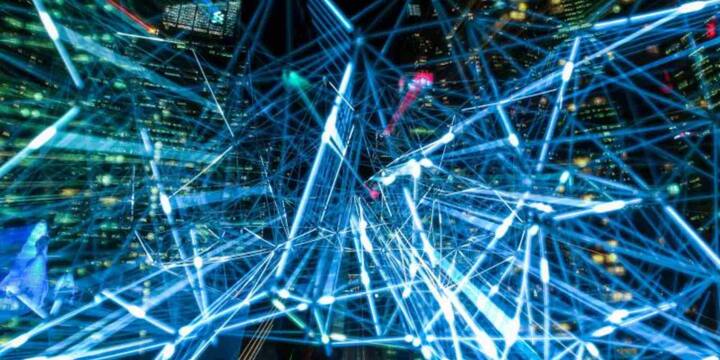 सिर्फ इंटरनेट ही नहीं, उत्तर कोरिया में लोगों के पहनावे, हेयरस्टाइल, और यहां तक कि लाइफस्टाइल तक पर सरकार की कड़ी नजर रहती है. विदेशी फिल्में, म्यूजिक या रेडियो सुनना वहां एक गंभीर अपराध माना जाता है.