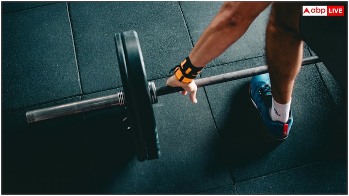 अगर आपका वजन लगातार बढ़ रहा है तो थायरॉइड टेस्ट जरूर कराना चाहिए. यह शरीर में थायरॉइड हार्मोन के संतुलन को जांचने में मदद करता है, जो मेटाबॉलिज्म, एनर्जी लेवल, वजन और मेंटल कंडीशन पर सीधा असर डालता है.