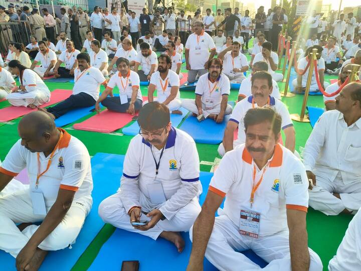 విశాఖ ప్రధాన వేదిక వద్ద యోగాంధ్ర కార్యక్రమంలో టిడిపి నేత, మాజీ మంత్రి దేవినేని ఉమా పాల్గొన్నారు. యోగా డేలో పాల్గొనేందుకు ప్రజలు భారీగా తరలిరావడంతో జనసంద్రంగా మారిన విశాఖ సాగర తీరం.