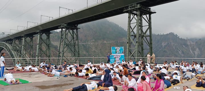 चिनाब की वादियों में रेलवे कर्मचारियों व अधिकारियों ने विश्राम मुद्रा में लेटकर योगाभ्यास को पूर्णता की ओर पहुंचाया. योग में एक महत्वपूर्ण मुद्रा है.