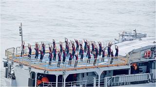 Navy  Performs Yoga: ప్రత్యేక ఆకర్షణగా ఇండియన్ నేవీ యోగా డే సెలబ్రేషన్స్.. Photos చూశారా