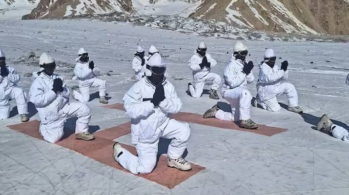 ભારતીય સેનાના સૈનિકોએ વિશ્વના સૌથી ઊંચા યુદ્ધક્ષેત્ર, સિયાચીન ગ્લેશિયર નજીક આંતરરાષ્ટ્રીય યોગ દિવસ નિમિત્તે કસરત કરીને પોતાની ક્ષમતા પણ દર્શાવી હતી. સૈનિકોએ બેઝ કેમ્પથી આગળની ચોકીઓ સુધી યોગ કર્યા અને બતાવ્યું કે યુદ્ધના મેદાનમાં પણ શાંતિ શક્ય છે.