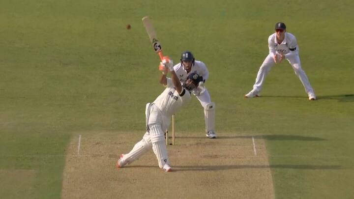 पंत इस शतक के साथ टेस्ट क्रिकेट में भारतीय विकेटकीपर के तौर पर सबसे ज्यादा शतक लगाने वाले खिलाड़ी बन गए हैं. इससे पहले ये रिकॉर्ड धोनी के नाम था. धोनी ने टेस्ट क्रिकेट में 6 शतक लगाए थे.