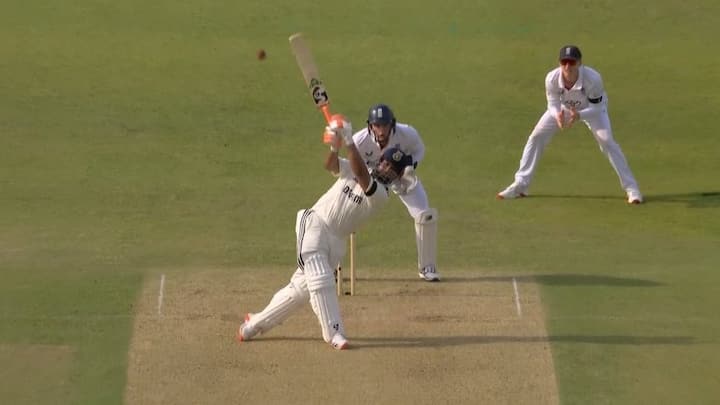 पंत पहले दिन का खेल खत्म होने तक 65 रन बना चुके हैं. वो शनिवार को आगे खेलना शुरू करेंगे. इस पारी के दौरान पंत ने टेस्ट क्रिकेट में 3000 रन पूरे कर लिए हैं. इस पारी में पंत ने 6 चौके और दो छक्के लगाए.