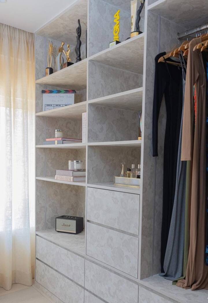 Ananya has made a walking wardrobe in her house which is very beautiful. In the wardrobe, the actress's clothes and all the needs of her need are kept. Ananya's awards are also seen in this wardrobe.